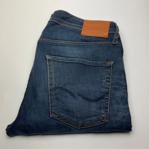 Jack & Jones jeans  - Hej! Säljer nu dessa superfina jeans. Superfint skick! Hör av dig vid frågor eller funderingar 