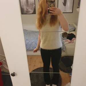 Svarta utsvängda jeans - Snygga bekväma svarta bootcut/flare jeans. Lite strechigare jeansmaterial. Säljer då de inte används!