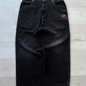 JNCO svarta wide jeans med jokerbrodyr - Rocka ikoniska JNCO-jeans, levererade direkt från USA! Köp din djärva, baggy stil idag. 🛒
