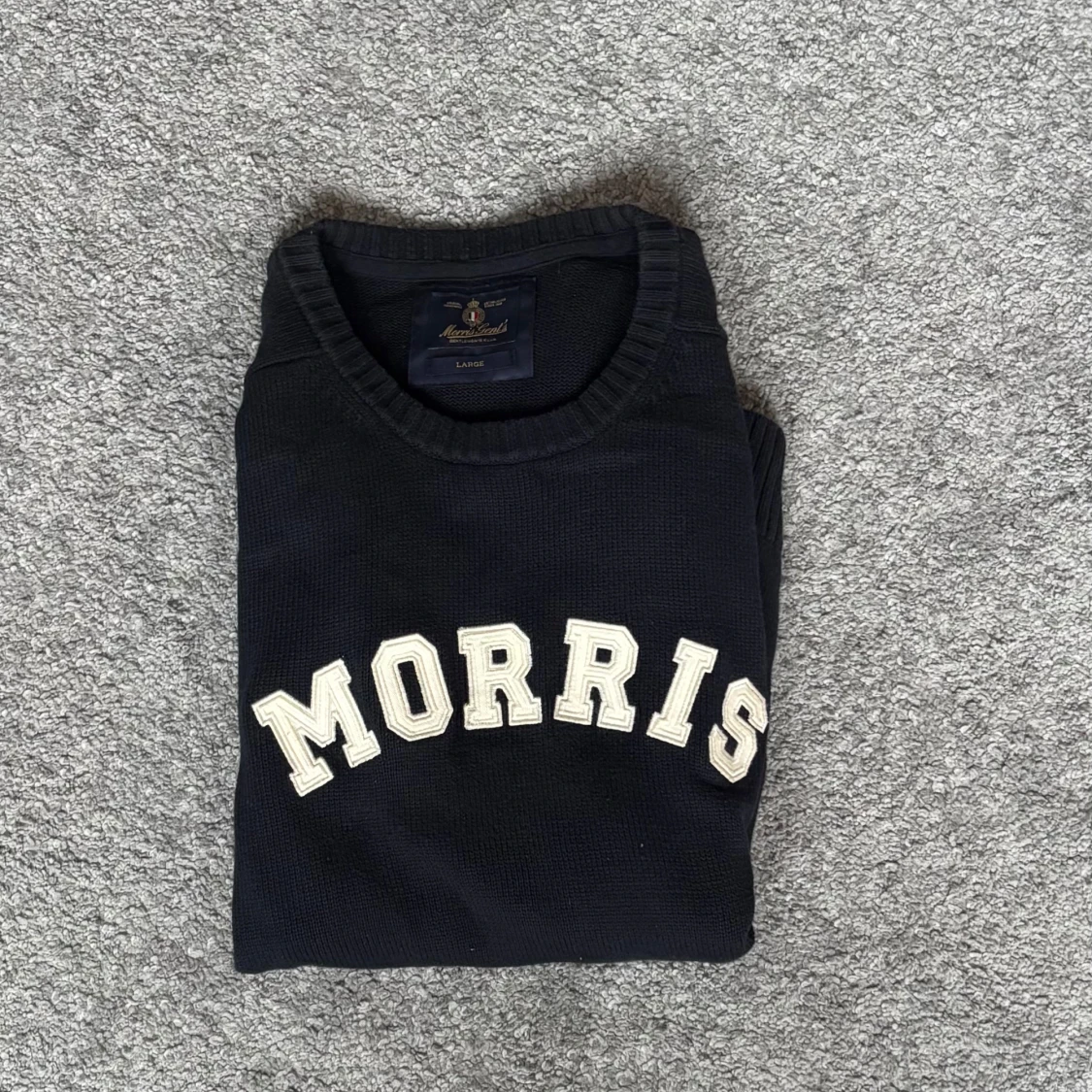 Mörkblå stickad tröja från Morris