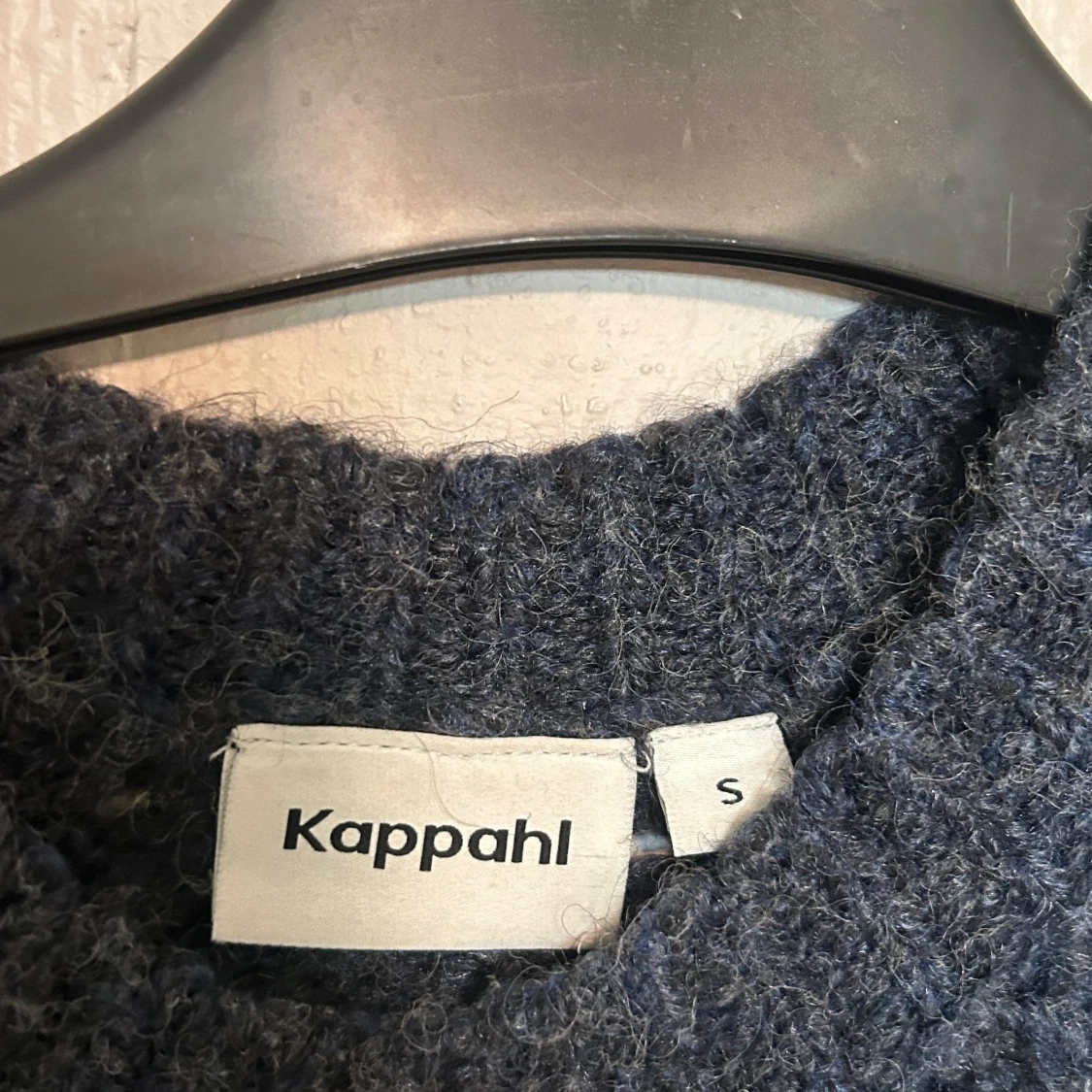 Mörkblå stickad tröja från Kappahl - 2