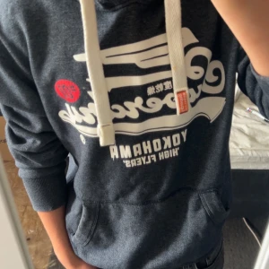 Mörkblå hoodie med tryck Yokohama - Superdry | Strl:M | Bra skick | Nypris: 699kr | Mitt pris: 349kr | Hör av dig vid funderingar 🍀