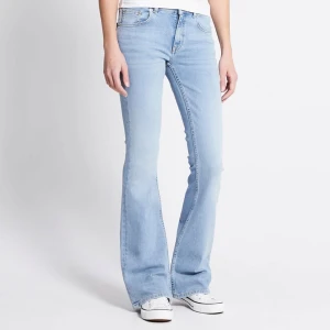 Ljusblå lågmidjade jeans - Snygga lågmidjade utsvängda jeans 