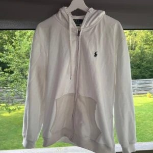 Ralph Lauren zip hoodie - Tjena! Säljer min riktigt snygga Ralph Lauren zip hoodie i nyskick! Storlek L och priset är ej fast ! 👍