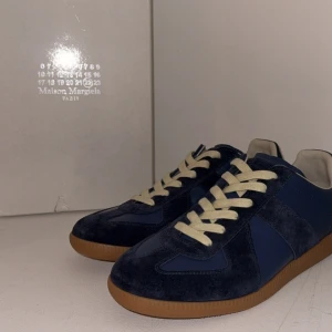 Maison margiela gats navy blue suede - Hej säljer min Maison margiela paint splatter dom är i ett mycket bra skick, skorna är i storleken 43  och inga deffekter osv, Vid mer frågor är det bara att skriva