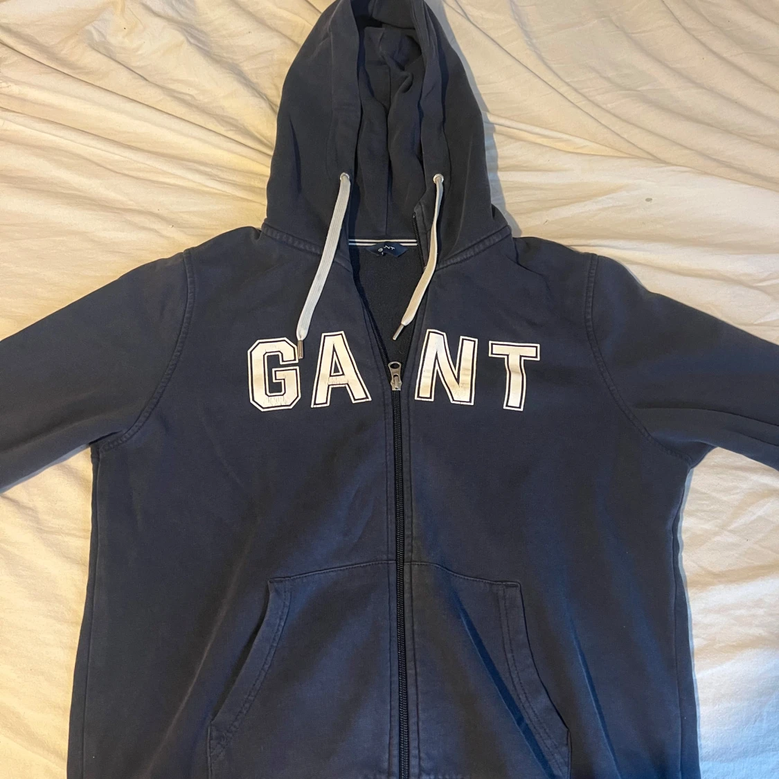 Marinblå hoodie från GANT med dragkedja