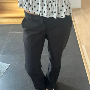 Svarta kostymbyxor från BikBok - Svarta kostymbyxor från BikBok i klassisk rak modell. Dem är low waist i storlek 38 men skulle säga att de är mer som 36! 