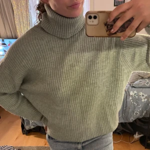 Ljusgrön stickad tröja från HM - Supermysig ljusgrön stickad tröja med ribbad struktur och hög krage. Tröjan har en loose passform och långa ärmar för. Jättemysig att ha på vintern och hösten! Storlek S men passar även en M💚