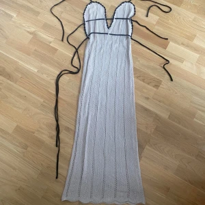 Klänning - Passar både bra till att ha på stranden men också jättefin som vanlig klänning. Använt 1 gång.