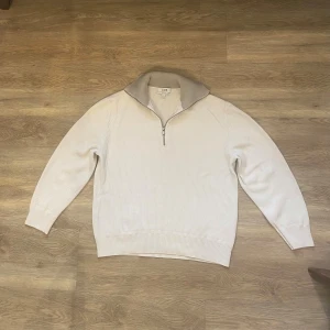 Stickad cos zip tröja  - En riktigt snygg stickad zip tröja från Cos. Storlek M i Relaxed fit, sparsamt använd. 
