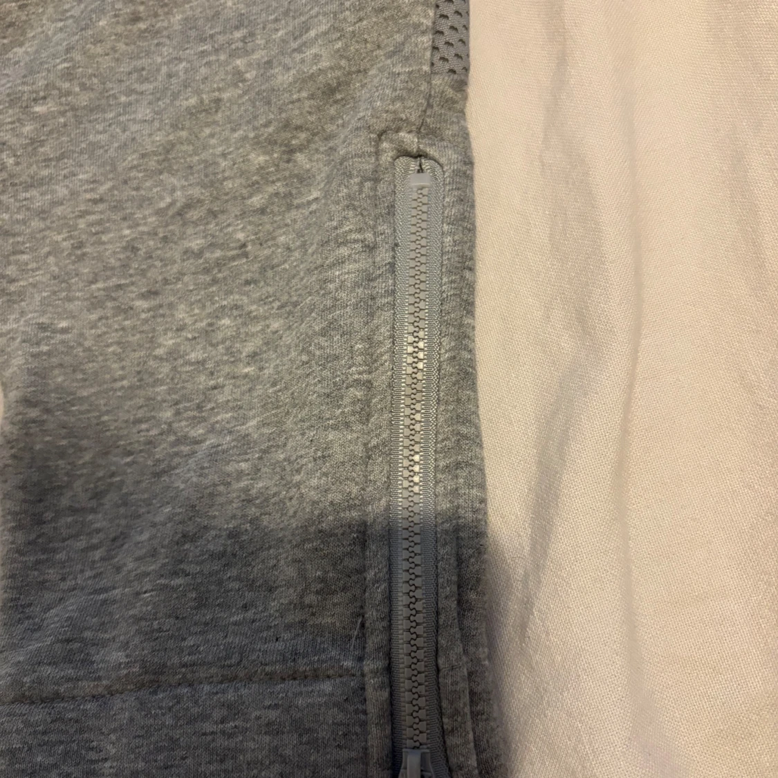 Grå trapstar byxa med en svart T loga på låret - 3