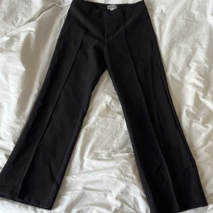 Svarta kostymbyxor från Madlady - Snygga svarta kostymbyxor från Madlady i storlek EU32/EX-SHORT. Byxorna har raka ben, pressveck och klassisk passform med hällor för bälte. Perfekta för en clean och stilren look. Dom är midwaist, och bara använda 1-2 gånger så väldigt bra skick!💗Dom passar nog någon som är ca 154-158cm lång