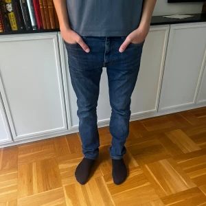 Tommy Hilfiger - Riktigt feta Tommy Hilfiger jeans köpta på Tommy Hilfiger affären i Berlin för 1300kr! Modellen är 176 väger 60kg, jeansen sittter mer som 31/31 än 30/30 som det står på lappen! Nypris som sagt 1300kr, vårt pris endast 449kr! De är i princip oanvända och har inga märkbara tecken på användning vad jag kan se! Priset är inte hugget i sten! 