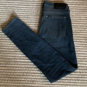 Mörkblå jeans Lee Luke - Snygga mörkblå jeans från Lee. Modellen Luke är slim fit. Jeansen är gjorda i mjuk bomullsblandning med lite stretch för extra komfort. Jag säljer nu flera Luke i samma storlek men olika färger!