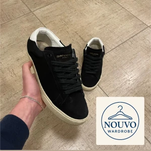 Saint Laurent Sneakers - Saint Laurent sneakers i extemt bra skick! Storleken är 40 1/2 men passar även 41. Skorna har inga defekter bara lite smuts men det går bort🙂 Jag har ingen box så OG följer inte med därför är priset rätt lågt! Har ni några funderingar så bara kontakta vid minsta lilla!! Pris kan diskuteras🤩 MVH NouvoWardrobe!