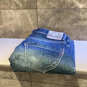 Replay jeans - Säljer dem här jättesnygga Replay jeansen för ett väldigt bra pris. Jeansen är i toppskick då dem knappt är använda. Priset är ej hugget i sten. Skriv gärna vid frågor!🙌💯