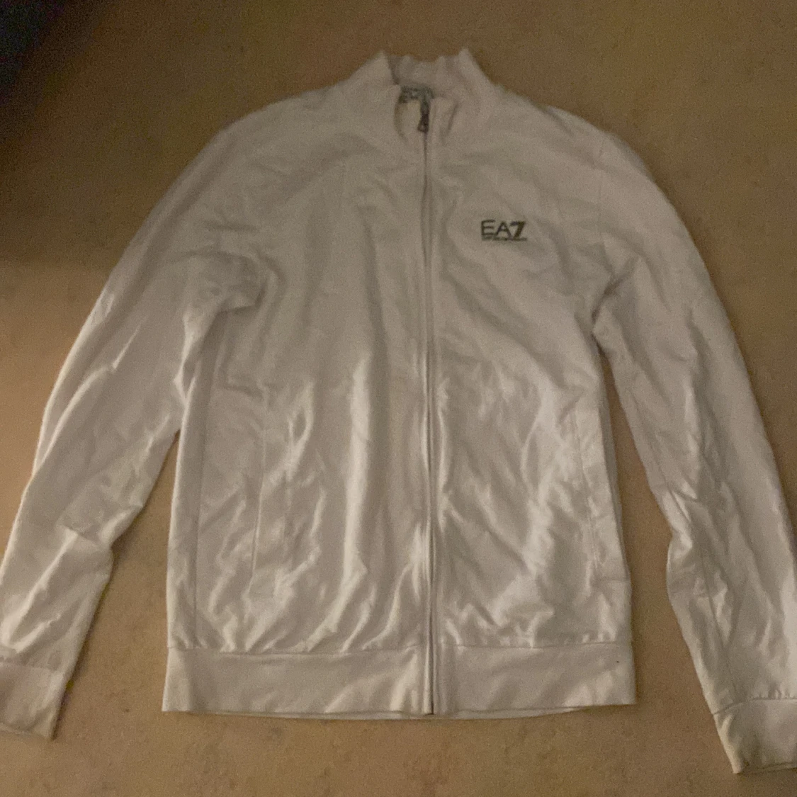 Vit zipjacka från EA7 Emporio Armani
