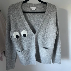 Grå kofta från Stella McCartney💞 - Supermjuk och söt kofta från Stella McCartney som ändats är använd fåtal gånger och jag inga tecken på användning😚Storlek 12år men passar Xs/S