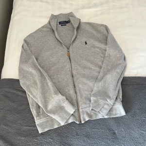 Ralph Lauren Full Zip - Säljer denna fina Ralph Lauren full zip i mycket fint skick. Tröjan är i storlek S.