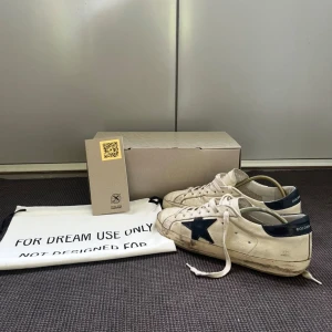 Golden goose  - Golden goose sneakers, slitna på hälen annars mest smutsiga. Köptes nya på miinto för 4800kr. Säljer de nu för 1599kr. Först till kvarn! Allt Og ingår vid köp: Kvitto, box, gg passport och dustbag. Storlek 40 sitter som 41. Skriv vid frågor.