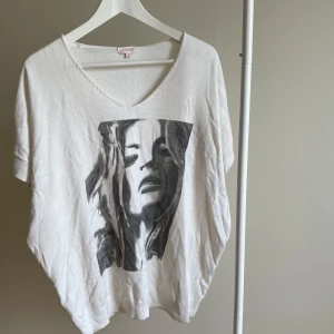 Kate Moss tröja - Cool stickad kortärmad tröja med Kate Moss tryck. Storlek S/M. Jättefint skick! #y2k #katemoss #model #print #trend #vintage #coquette #aesthetic #style #drainer