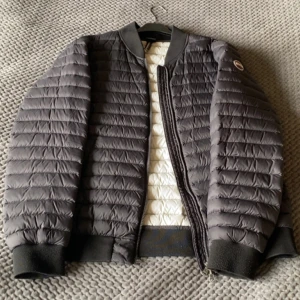 Svart dunjacka från Colmar, strl 54 - Tjena, Säljer en svart dunjacka från Colmar i storlek 54. Liten defekt (bild 3). Ny pris 3799, mitt pris 1600kr. Tveka inte på att höra av er vid frågor mvh Melker.