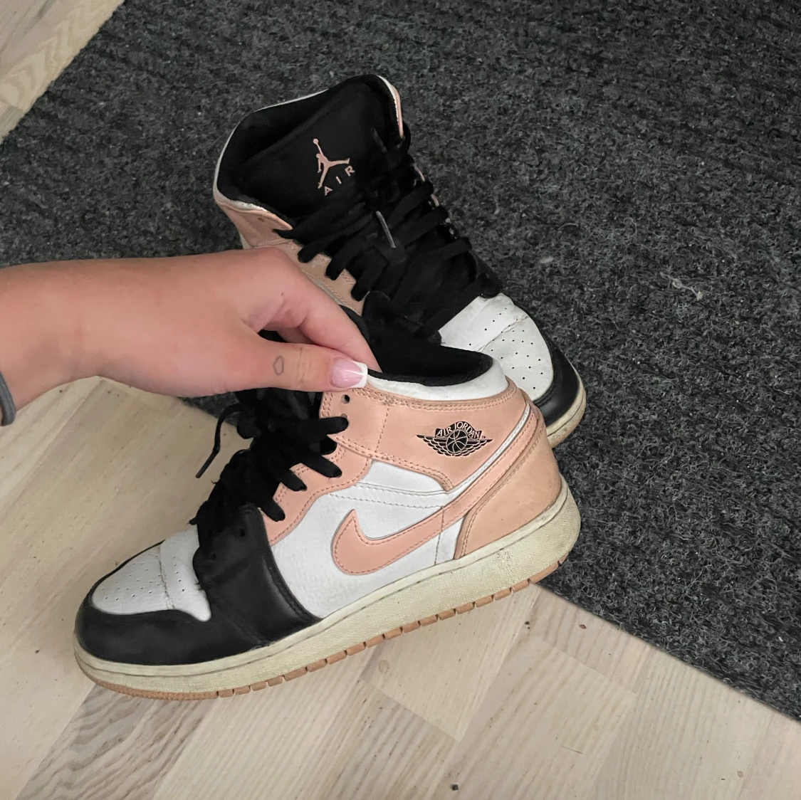 Nike Air Jordan 1 Mid  - 1