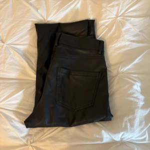Svarta raka byxor i skinnimitation Zara XS - Världens skönaste skinnbyxor från Zara. Har ett väldigt mjukt och lent material på insidan som gör de lite varma. Sitter verkligen helt perfekt, i stl Xs. Har ett litet märke på ena bakfickan (bild 5) men det är inget man lägger märke till. Kom privat för funderingar eller fler bilder🙏😁💕