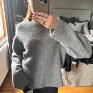 Grå stickad tröja Gina Tricot - Säljer en grå stickad tröja från Gina Tricot i stolek S. I mycket bra skick då jag inte använt den super mycket. Hör gärna av dig vid frågor💗
