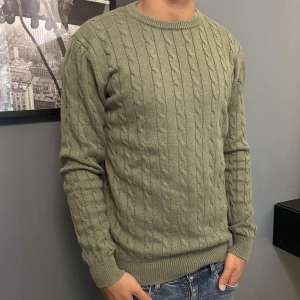 John Henric kabelstickad tröja - Grön John Henric tröja, kabelstickad | Skick: 9/10, inga defekter | Storlek: M, modellen är 178cm lång & väger 70kg | Nypris: 900kr, vårat är 349, vid köp av bundle på denna och den bruna är priset 619kr spara 160kr| Skriv gärna vid intresse 