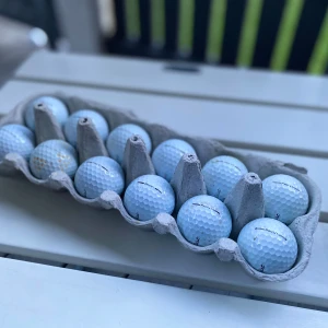 12 Pro v1 - Titleist Pro V1, 12st i olika årsmodeller, Bra skick för dig som inte vil lägga 650kr på nya så är dessa perfekta för dig