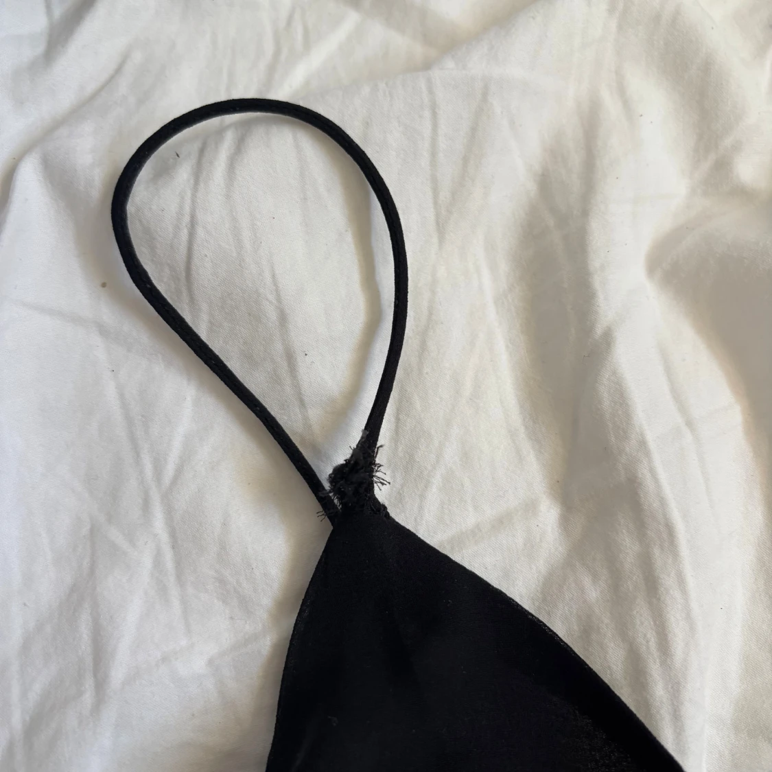 Svart volangig linnetopp med knyt - 1