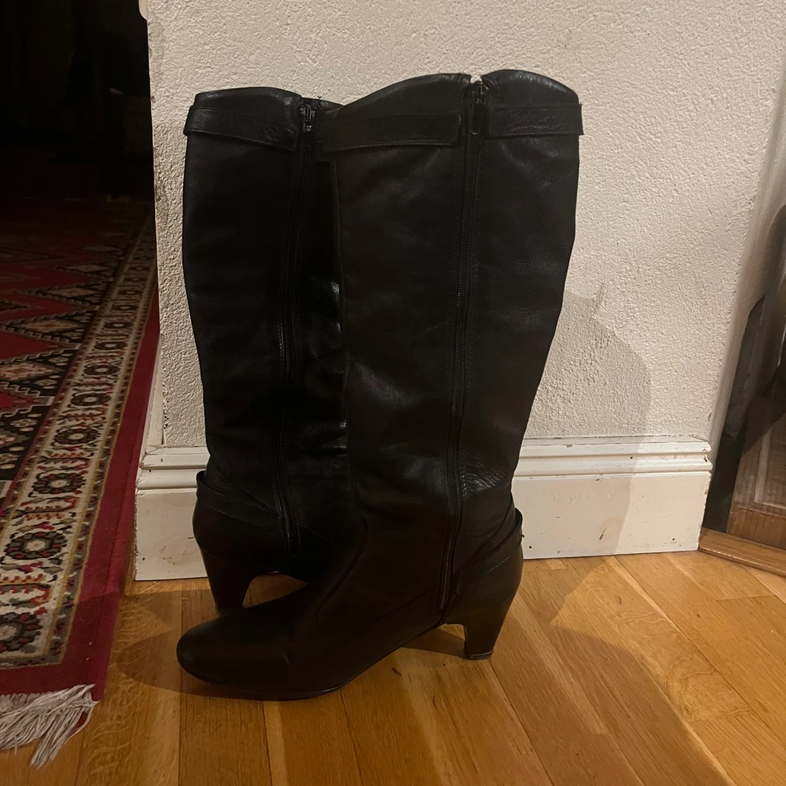 Svarta stövlar i skinn med klack - 3