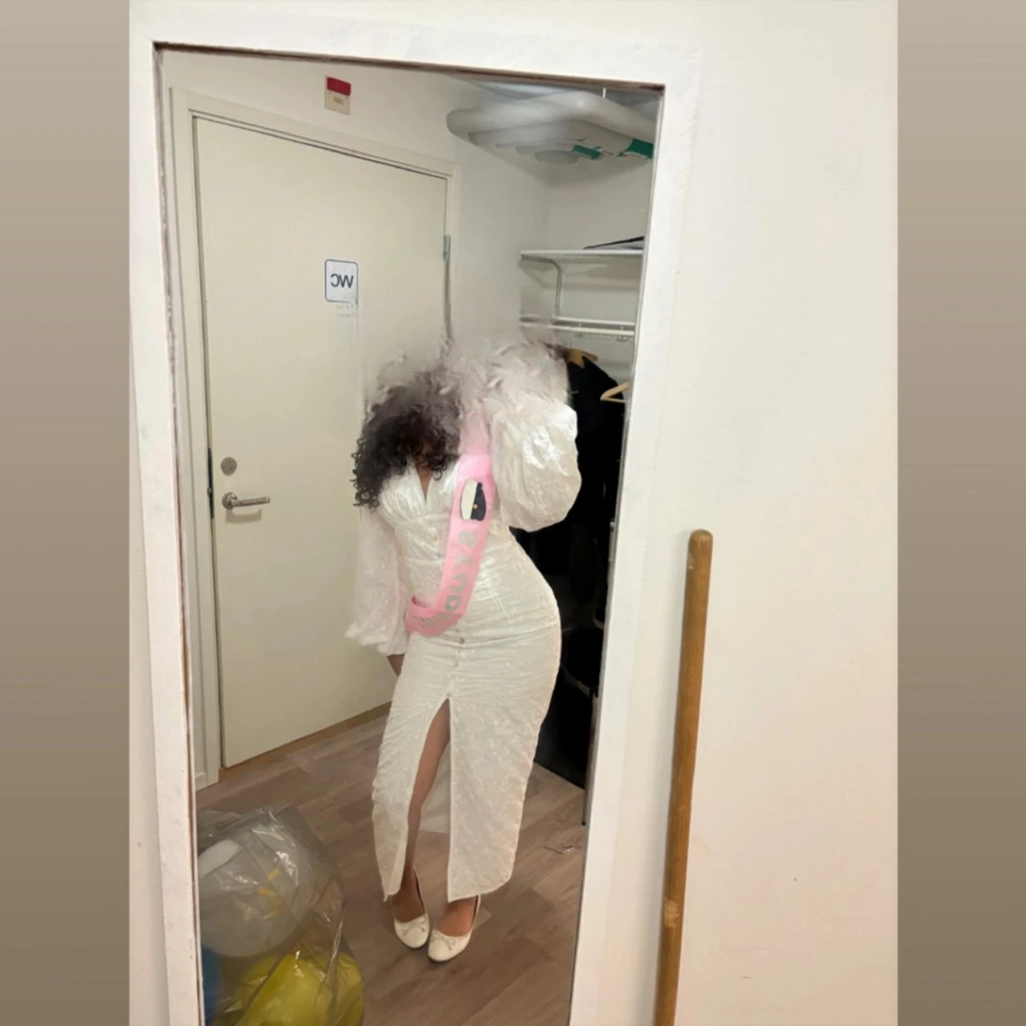 Vit långklänning med slits och puffärm - 1