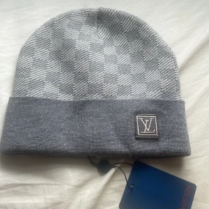 Grå mössa från L V - Helt ny 