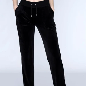 Äkta Juicy Couture  - Den är bra , lång passar för 165-173 cm går ner t fötterna då kan skicka bild p den I chatten har inte haft p många gånger