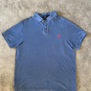 Ralph lauren piké - En mycket snygg piké från Ralph lauren. Tröjan är i mycket bra skick utan defekter. Den är i L slim fit och sitter som M. Modellen är 184 cm och nypriset är cirka 1200 kr! Hoppas du blir nöjd, Sbstyle!