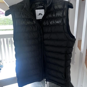 J.Lindeberg väst - Säljer min snygga J.Lindeberg väst. Den är i storlek L men passar M superbra, super skick inga defekter eller liknande. 