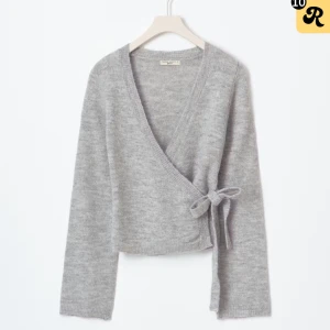 stickad kofta  - söt snyggad kofta från gina tricot, helt slutsåld🩷