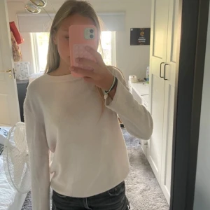  kashmirtröja från Valerie Italien - Supermjuk och stilren ljusbeige kashmirtröja från Valerie,köpte den i Rom i april. Klassisk rund halsringning och långa ärmar, perfekt att matcha med jeans eller kjol. Enkel design utan mönster, riktigt skön och lyxig känsla.
