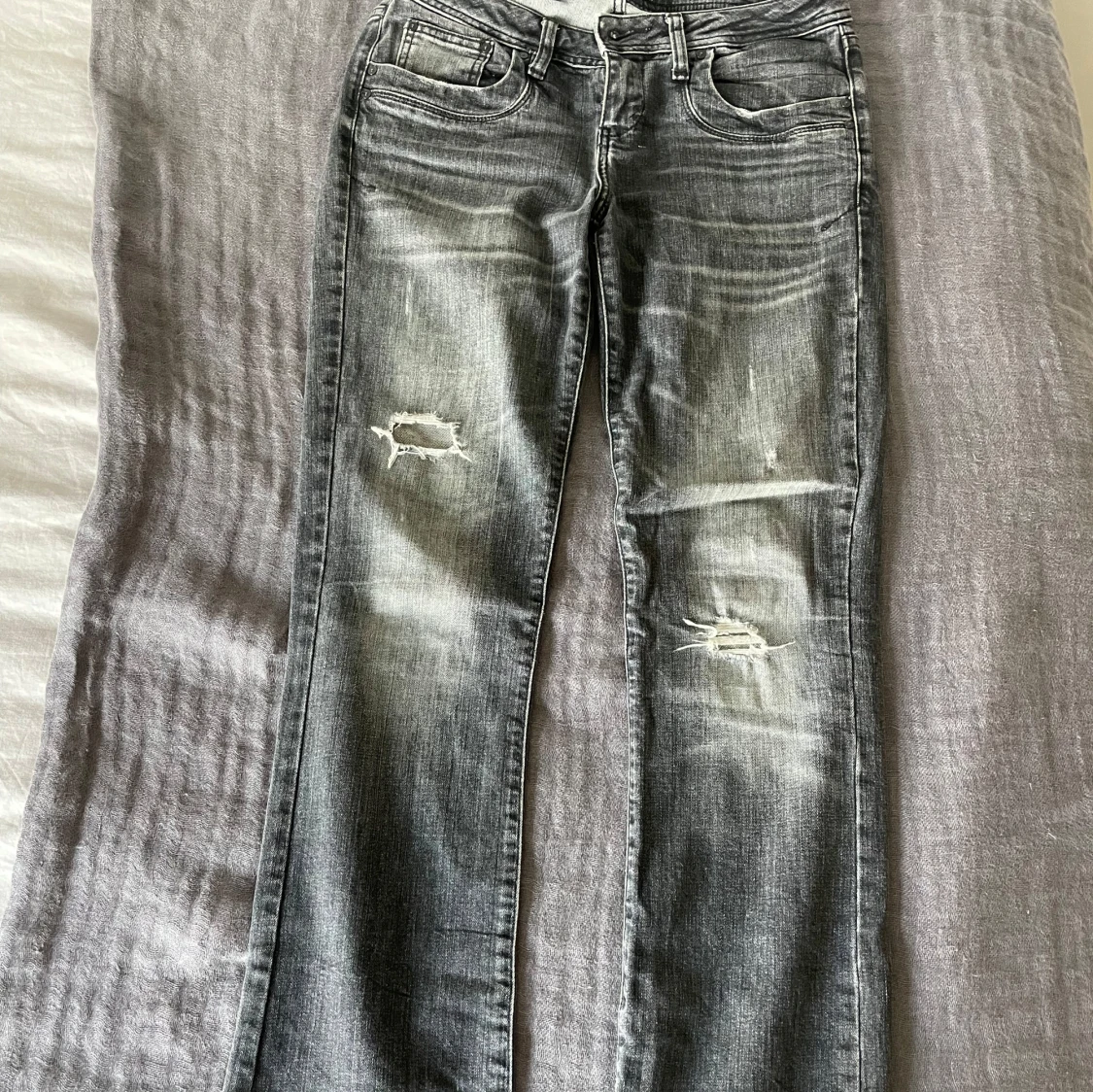 Grå lågmidjade jeans  - 1