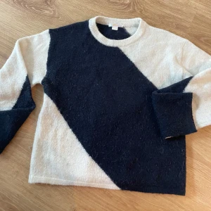 Svartvit stickad tröja Gina Tricot - Säljer en snygg stickad tröja från Gina Tricot i storlek 158/164. Tröjan har ett coolt diagonalt mönster i svart och vitt, rund halsringning och långa ärmar. Perfekt för dig som gillar en stilren men ändå trendig look.