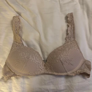 Beige intimissimi bh - Säljer denna jättesnygga push up bh-n från intimissimi i beige. Skicket är bra finns små tecken på använding men inget man tänker på❤️storlek 70B