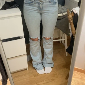 Nelly jeans - Säljer de ljusblå Nelly jeansen med hål och rosa detaljer. Storlek 34 men uppsydda. Är nästan 10 cm för långa på mig som är 160