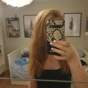 Svart croppad topp - Enkel och stilren svart croppad linnetopp med breda axelband och fyrkantig urringning. Säljes då den inte kommer till användning!