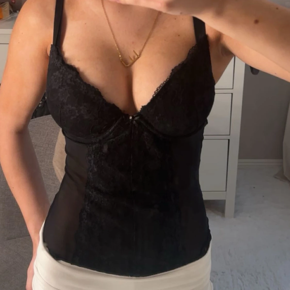 Svart spetsbody