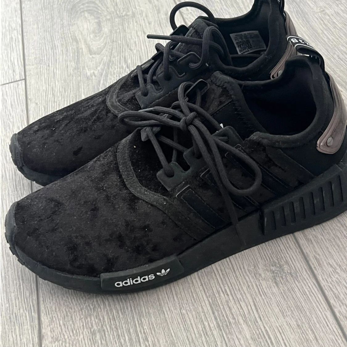 Svarta Adidas NMD sneakers i mocka