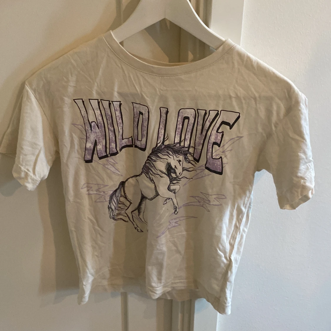 Vit t-shirt med hästmotiv från Lindex