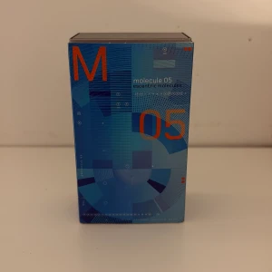 Molecule 05 parfym oööpnad  - Molecule 05 från Escentric Molecules är en Eau de Toilette i en futuristisk blå kartong med orange detaljer. Förpackningen är rektangulär och rymmer 30 ml. Parfymen har minimalistisk design och innehåller alkohol, vatten och parfym. Perfekt för dig som gillar unika dofter.