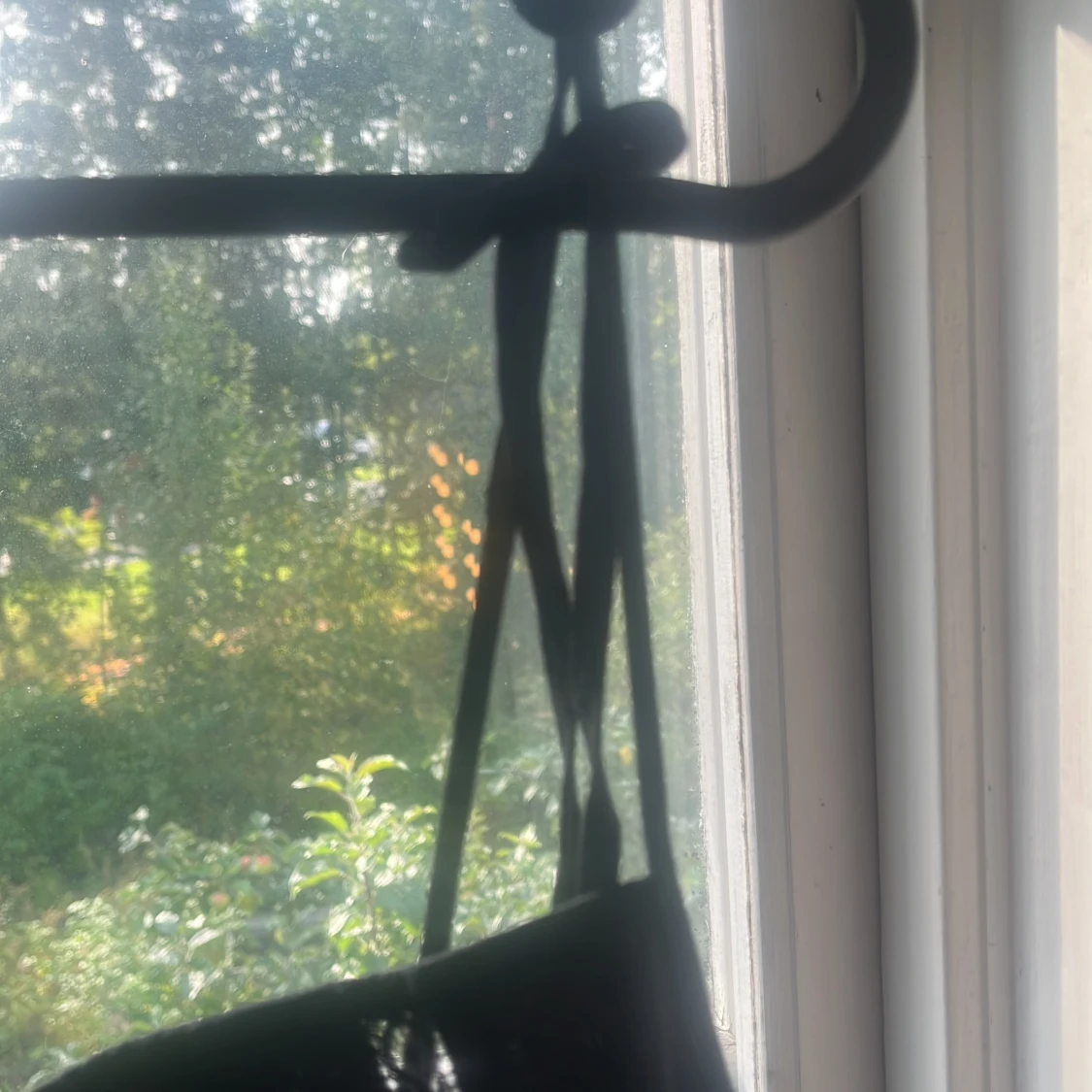 Svart kort klänning med spetsdetaljer - 2